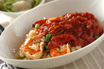トマトソースがけエビピラフ