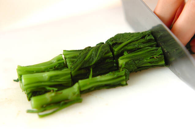 春菊のクルミ和えの作り方の手順1