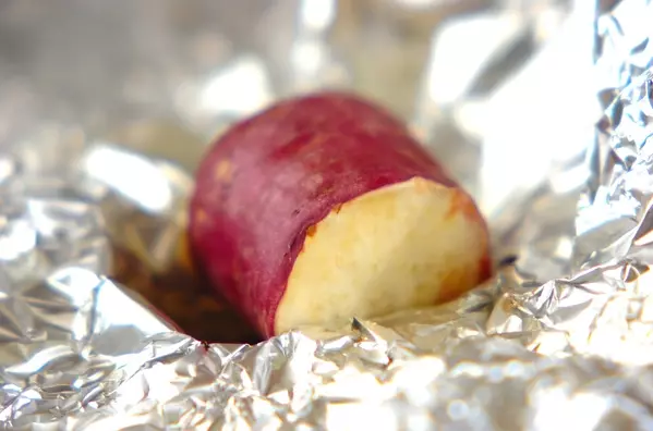 サツマイモのホイルバター焼きの作り方1