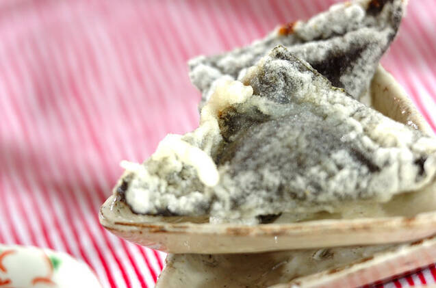 和食器に盛られた海苔と海苔の佃煮の天ぷら