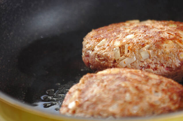 チーズ入り煮込みハンバーグの作り方の手順7