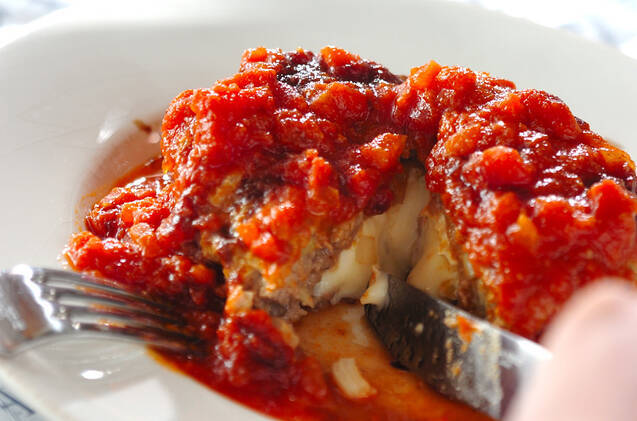 チーズ入り煮込みハンバーグ