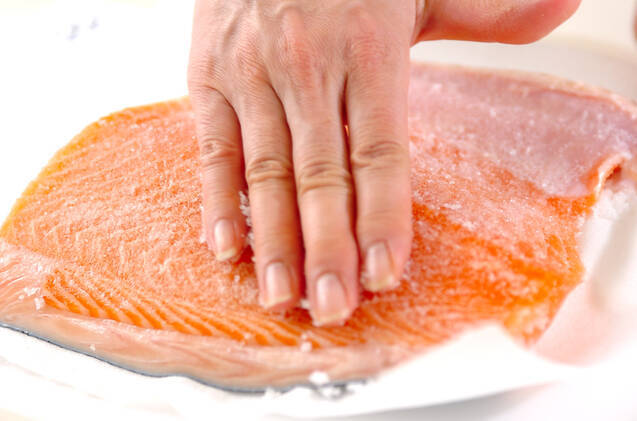 サーモンの塩釜の作り方の手順1