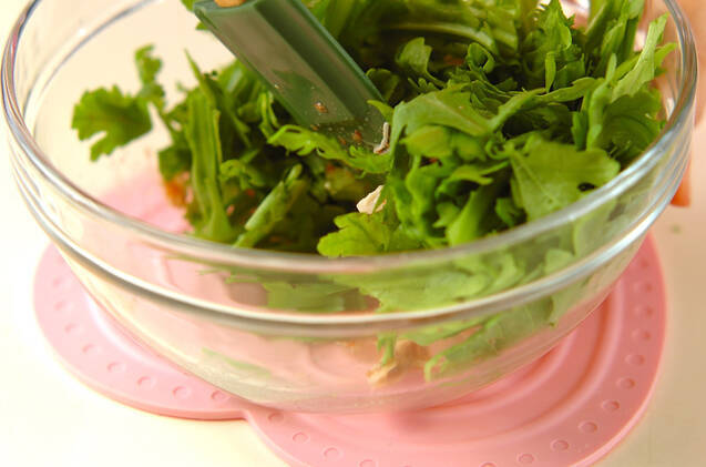 ささ身と春菊のゴマ梅和えの作り方の手順3