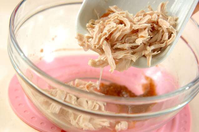 ささ身と春菊のゴマ梅和えの作り方の手順2