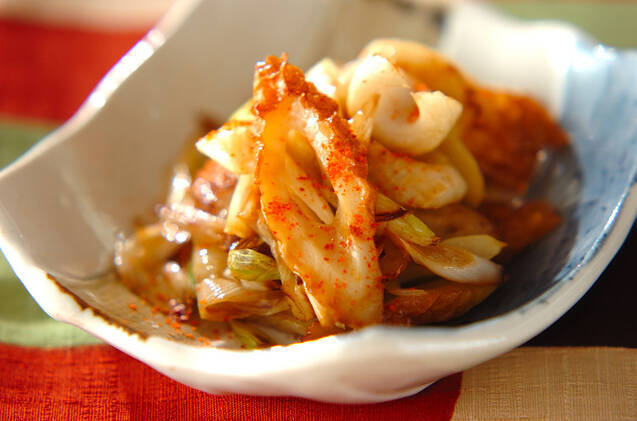 白い器に盛りつけられたちくわと長ねぎの炒め物