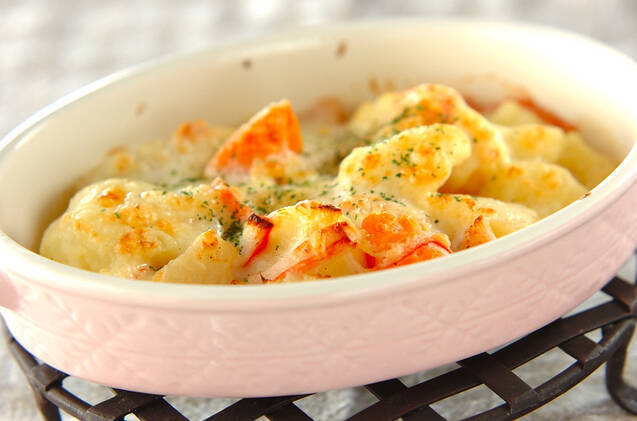 グラタン皿で焼いたクリームシチューを使ったポテトグラタン