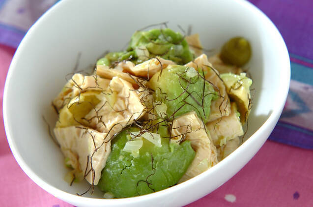 白い器に盛り付けたアボカドの湯葉和え