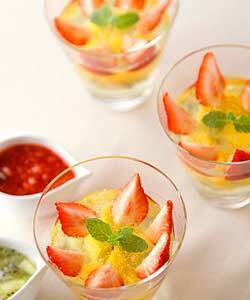 透明なカップに入っているカラフルフルーツゼリー