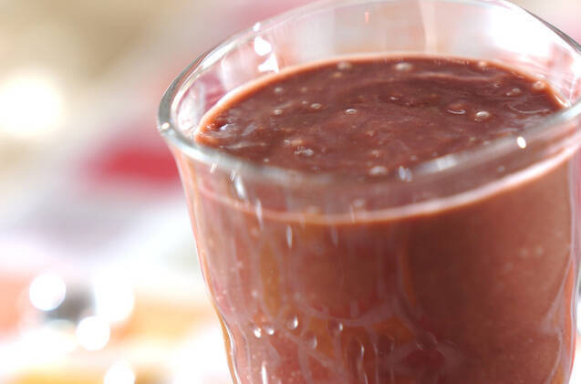 グラスに入ったアサイーのトロピカルスムージー