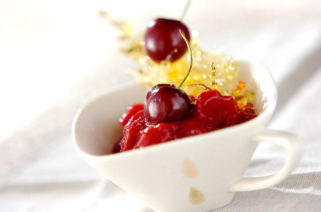 白い器に盛られた、フランボワーズのシャーベット