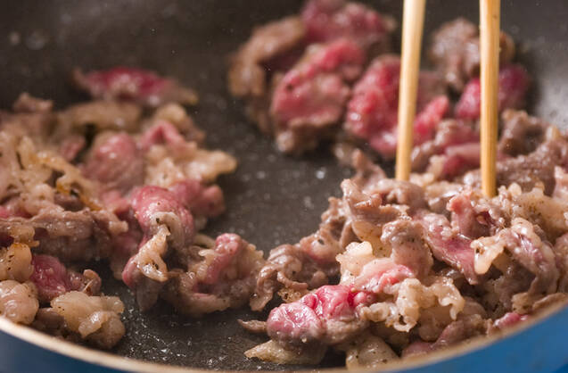 牛肉とウドのサラダの作り方の手順3