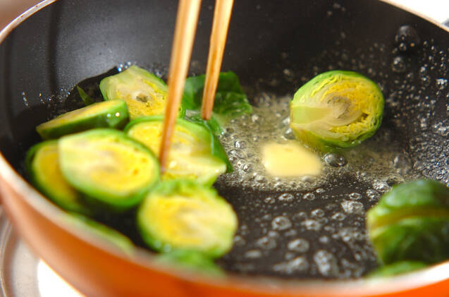 甘くて香ばしい！芽キャベツのバター炒めの作り方の手順2