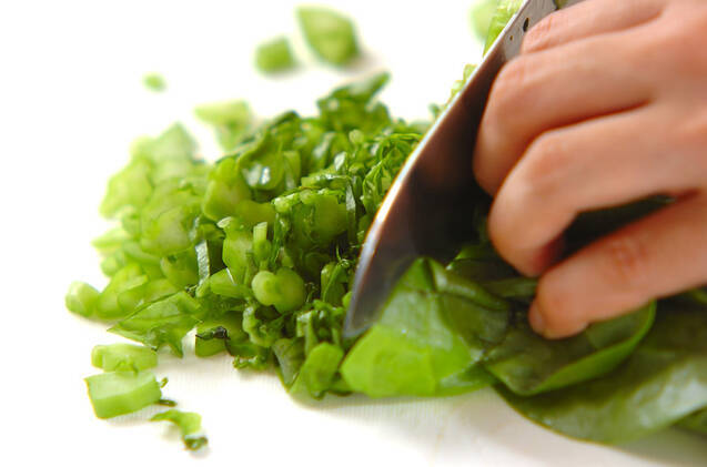 ふわふわ食感！つるむらさきのかき卵スープの作り方の手順1