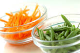 インゲンとニンジンのゴマ白和えの下準備1