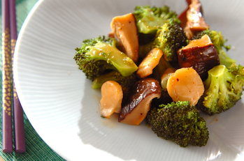 白い皿にのっている帆立とブロッコリー炒め