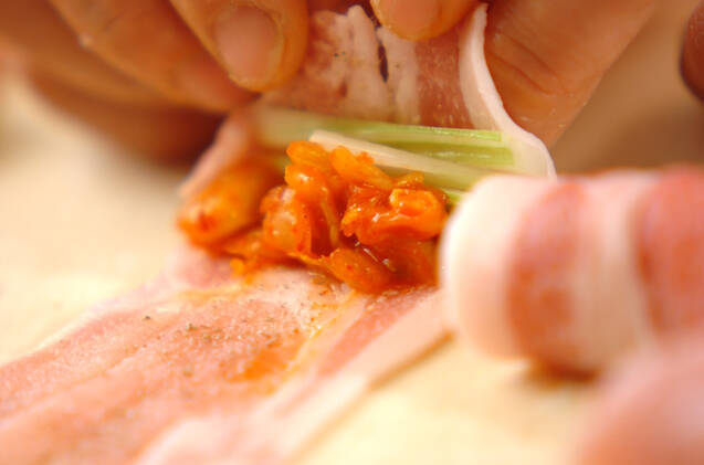 白菜キムチとセロリの豚肉巻きの作り方の手順2
