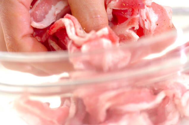 豚バラ肉と春キャベツの塩蒸しの作り方の手順1