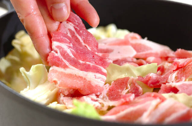 豚バラ肉と春キャベツの塩蒸しの作り方の手順3