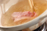 豚しゃぶ鍋 生姜とだし汁であっさりの作り方2