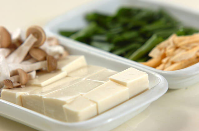 豆腐と油揚げの田舎みそ汁の作り方の手順1