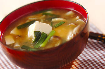 豆腐と油揚げの田舎みそ汁
