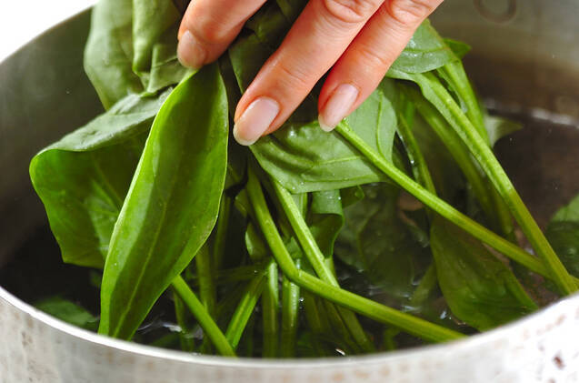 ホウレン草とジャコの和え物の作り方の手順1