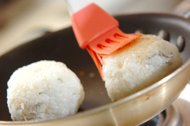 ジャコ入り焼きおにぎりの作り方の手順2