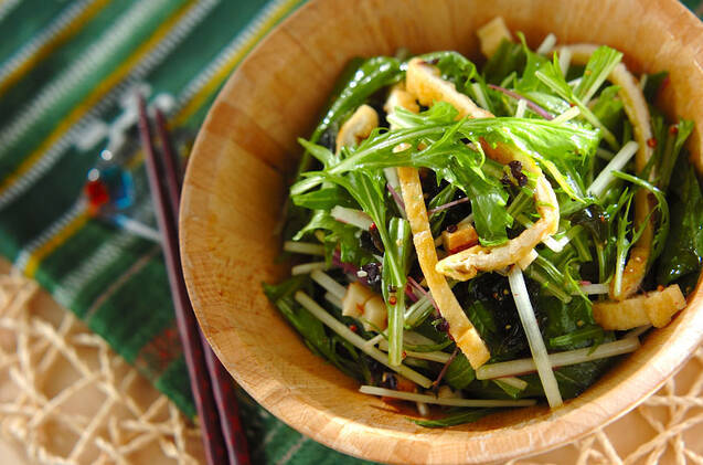 木製ボウルに入った水菜と油揚げ、ちくわのサラダ