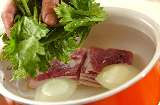 セロリと塩豚のポトフの作り方の手順3