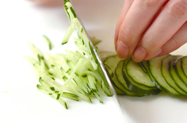 彩り鮮やか！簡単基本の三色丼 ご飯がすすむ 卵と鶏とキュウリで作るの作り方の手順2