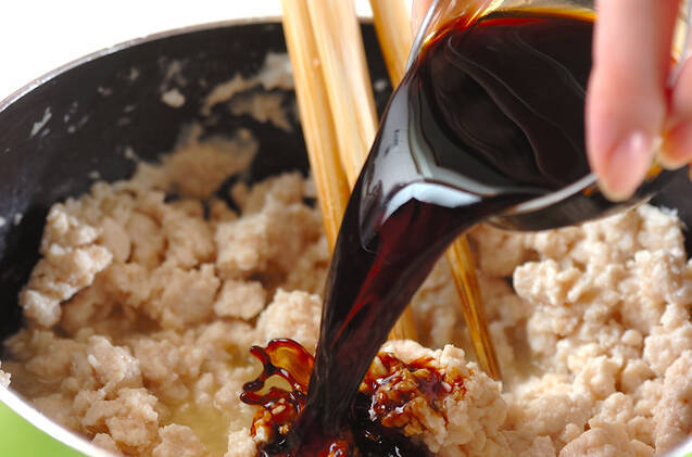 彩り鮮やか！簡単基本の三色丼 ご飯がすすむ 卵と鶏とキュウリで作るの作り方の手順3