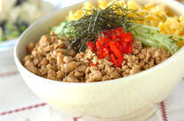 彩り鮮やか！簡単基本の三色丼 ご飯がすすむ 卵と鶏とキュウリで作る