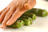 だしにつけるだけ簡単副菜！ゆでオクラのおひたしの下準備1