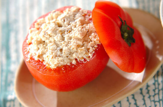 お皿に乗せたトマトの豆腐詰めサラダ