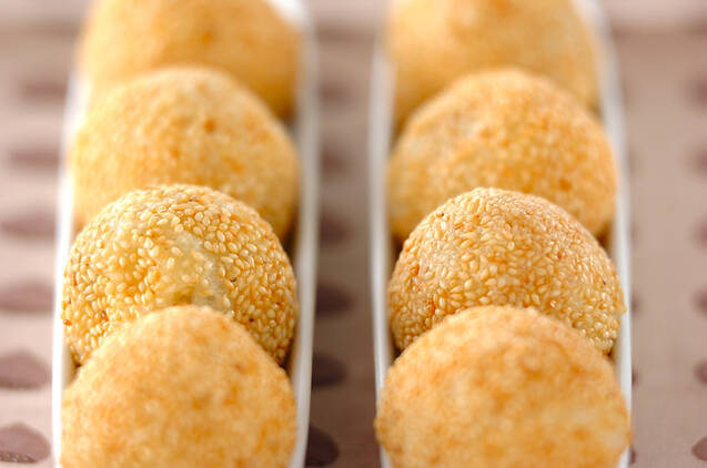 並べられた栗入りごま団子