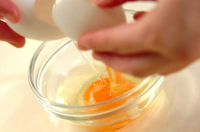 湯葉と落とし卵のお吸い物の作り方の手順1