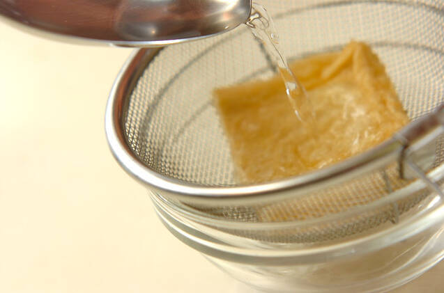 エノキと油揚げのみそ汁の作り方の手順2