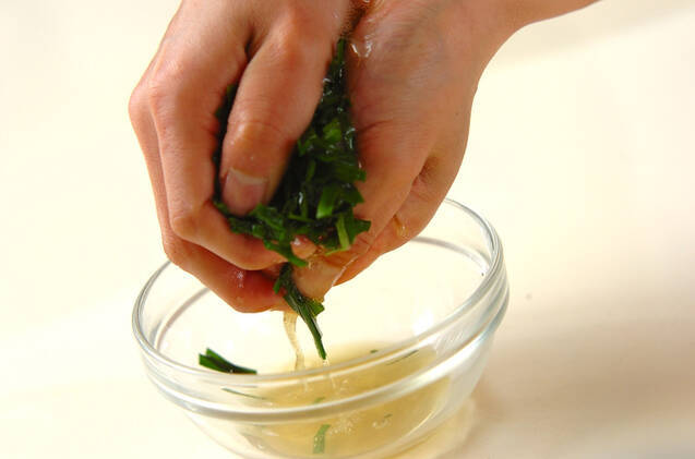 ニラとイカのぬたの作り方の手順1