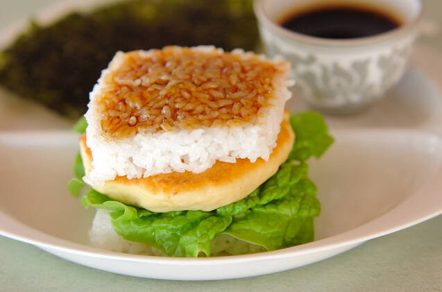 ふわふわつくねパテのライスバーガーが置かれている様子