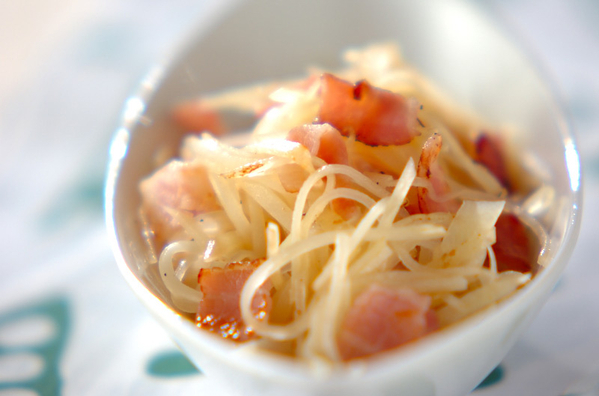 シャキシャキジャガイモとベーコン炒め