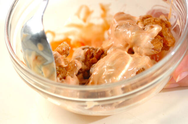 鶏の唐揚げのオーロラ和えの作り方の手順1