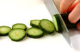 キュウリの冷スープの下準備1