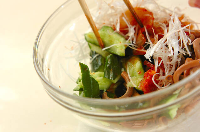 キュウリとゼンマイのキムチ和えの作り方の手順5