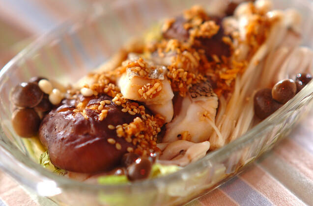 ガラスの耐熱皿に入っている白菜とたら、いろんなきのこの蒸し物