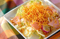 揚げそばサラダ