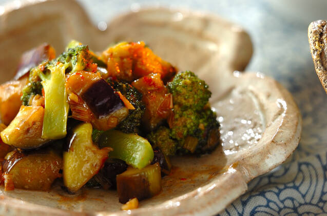 和食器に盛られたなすのピリ辛炒め   