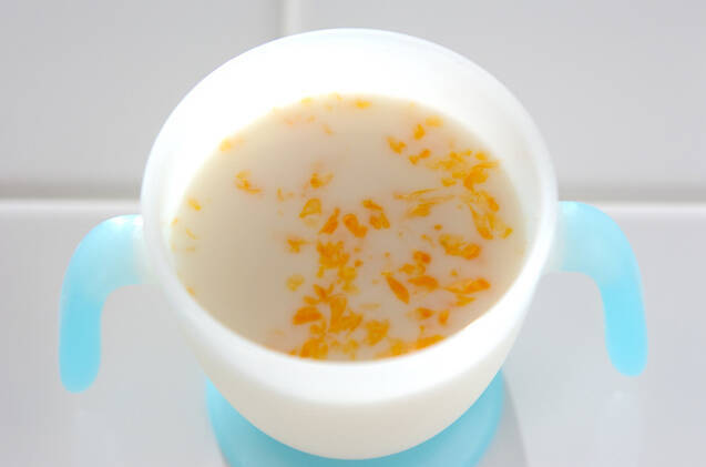 白いカップに入ったつぶつぶみかんミルク