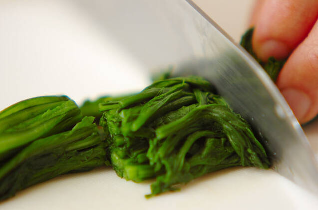 春菊とセリのゴマ汚しの作り方の手順1