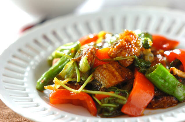 カラフルな野菜が色鮮やかなうなぎの炒め物